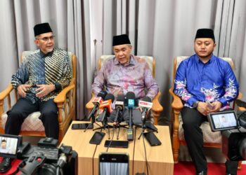 AHMAD Zahid Hamidi pada sidang akhbar selepas Majlis Perasmian Kompleks Dakwah DMDI dan Pusat Tahfiz Yayasan DMDI di Kampung Tersusun DMDI, Bukit Senggeh, Selandar, Melaka hari ini.-UTUSAN /AMRAN ALI.