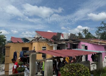 KEADAAN rumah penduduk Felda Lui Barat, Jempol yang rosak akibat dilanda ribut petang semalam. UTUSAN/NOR SHAFIQAH MOHD GHAZALI