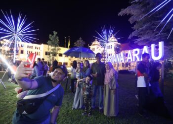 PENGUNJUNG tidak melepaskan peluang bergambar di sekitar istana yang indah dengan gemerlapan lampu hiasan bersempena Malam Kilauan Cahaya (MKC) Istana Arau 2025 di Arau, Perlis semalam.-UTUSAN/IZLIZAN OTHMAN