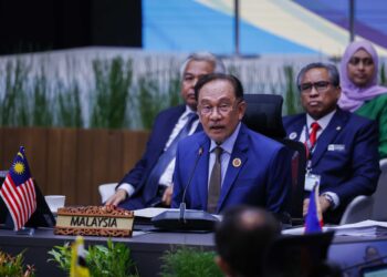 ANWAR Ibrahim menyampaikan ucaptama Pembukaan Sidang Kemuncak ASEAN Ke-46 (Pleno) di Pusat Konvensyen Kuala Lumpur hari ini. - UTUSAN/SHIDDIEQIIN ZON