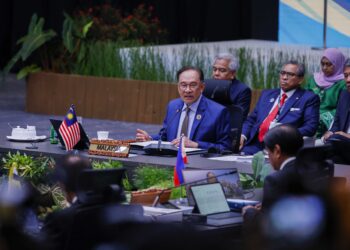 ANWAR Ibrahim menyampaikan ucapan pembukaan Sidang Kemuncak ASEAN Ke-46 (Pleno) di Pusat Konvensyen Kuala Lumpur hari ini. - UTUSAN/SHIDDIEQIIN ZON