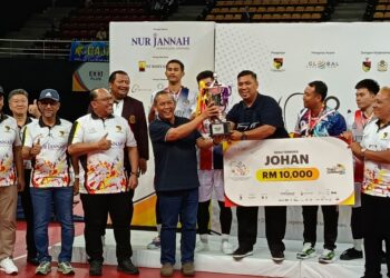 AMINUDDIN Harun menyampaikan hadiah kepada juara regu kategori terbuka Kejohanan Sepak Takraw Piala Menteri Besar Negeri Sembilan 2025 di Nilai dekat Seremban malam tadi. - UTUSAN/NAZARUDIN SHAHARI