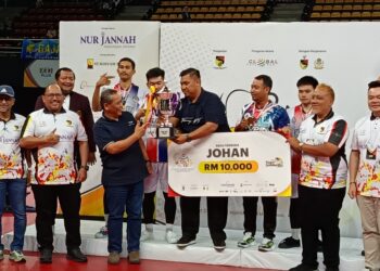 AMINUDDIN Harun  menyampaikan hadiah kepada juara regu kategori terbuka Kejohanan Sepak Takraw Piala Menteri Besar Negeri Sembilan 2025 di Nilai dekat Seremban malam tadi. UTUSAN/NAZARUDIN SHAHARI.