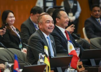 NAZIR Razak pada Pertemuan Pemimpin ASEAN bersama Wakil Majlis Penasihat Perniagaan ASEAN (ASEAN-BAC) di Kuala Lumpur hari ini. - UTUSAN/MUHAMAD IQBAL ROSLI