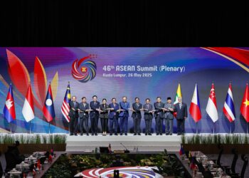 KUALA LUMPUR 26 Mei 2025 - Perdana Menteri, Datuk Seri Anwar Ibrahim bergambar bersama Ketua-ketua negara ASEAN, (dari kiri) Perdana Menteri Laos, Sonexay Siphandone, Setiausaha Tetap Hal Ehwal Luar Myanmar, Aung Kyaw Moe, Perdana Menteri Singapura, Lawrence Wong, Perdana Menteri Thailand, Paetongtarn Shinawatra, Perdana Menteri Vietnam, Pham Minh Chinh, Presiden Filipina, Ferdinand Marcos Jr, Sultan Brunei, Sultan Hassanal Bolkiah, Perdana Menteri Kemboja, Hun Manet, Presiden Indonesia, Probowo Subianto dan Perdana Menteri Timor Leste, Xanana Gusmao sempena Sidang Kemuncak ASEAN ke-46, di Pusat Konvensyen Kuala Lumpur, di sini hari ini. Foto: SHIDDIEQIIN ZON
