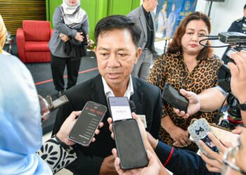 JOACHIM Gunsalam ditemui pemberita di  Kompleks Bersepadu Kementerian Komunikasi, Kota Kinabalu, Sabah, hari ini. - UTUSAN/ALLEN MAJAWAN