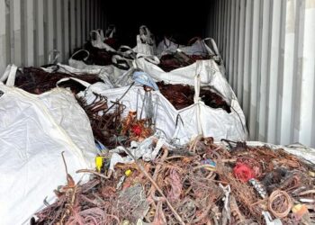 SEBAHAGIAN besi sekerap yang dirampas JKDM di Zon Bebas Pelabuhan Barat, Klang - UTUSAN/SADDAM YUSOFF