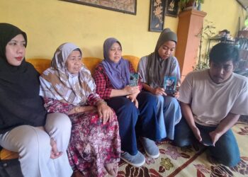NOOR AZILAWATI Mudasir (tengah) bersama keluarga menunjukkan mesej terakhir dan gambar arwah ketika ditemui di Taman Sijangkang Jaya, Kuala Langat, Selangor hari ini – UTUSAN/iSKANDAR SHAH MOHAMED