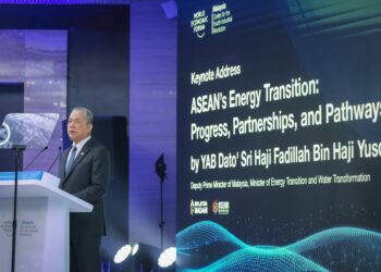FADILLAH Yusof ketika berucap pada Mesyuarat Peralihan Tenaga di ASEAN: Memperkukuh Kerjasama Serantau di Kuala Lumpur hari ini - UTUSAN/ MUHAMAD IQBAL ROSLI
