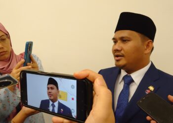 MOHAMAD Fazli Mohamad Salleh ketika ditemui pemberita di Dewan Undangan Negeri (DUN) Johor hari ini. - UTUSAN/KHAIRUL MOHD ALI