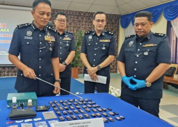DZULKHAIRI Mukhtar (kiri) menunjukkan hasil rampasan termasuk termasuk cecair ketamin disyaki untuk vape pada sidang akhbar di Ibu Pejabat Polis Kontinjen (IPK) Melaka, hari ini. - UTUSAN/AMRAN ALI