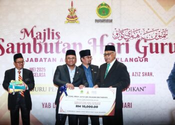 AMIRUDIN Shari menyampaikan Anugerah Khas Tokoh Guru dan Perguruan kepada Prof. Datuk Dr. Mujaini Tarimin pada Majlis Sambutan Hari Guru Jabatan Agama Islam Selangor Tahun 2025 di Dewan Jamuan, Masjid Sultan Salahuddin Abdul Aziz Shah, Shah Alam. - UTUSAN/AFIQ RAZALI