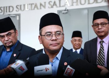 AMIRUDIN Shari ditemui pemberita selepas Sambutan Hari Guru Jabatan Agama Islam Selangor (JAIS) di Dewan Jamuan Masjid Sultan Salahuddin Abdul Aziz Shah di Shah Alam hari ini. - UTUSAN/AFIQ RAZALI