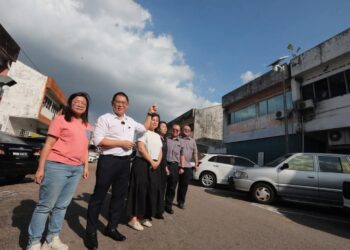LING Tian Soon (dua dari kiri) menunjukkan kamera teknologi AI yang dipasang di kawasan komersial Taman Johor Jaya untuk mengesan individu yang membuang sampah merata-rata di kawasan berkenaan.