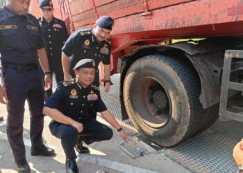 AEDY Fadly Ramli melakukan pemeriksaan tayar kenderaan berat pada Operasi Penguatkuasaan Teknikal Kenderaan Perdagangan di Kawasan Rehat dan Rawat (R&R) Seremban (arah selatan) Seremban  hari ini - UTUSAN /NUR SHARIEZA ISMAIL