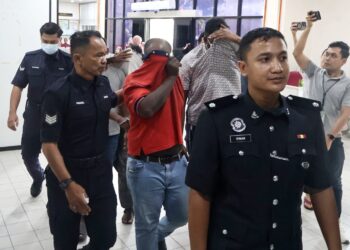 EMPAT lelaki dihadapkan ke Mahkamah Sesyen Butterworth, Pulau Pinang hari ini atas dakwaan menetak seorang lelaki sehingga parah, kira-kira dua minggu yang lalu. - UTUSAN/IQBAL HAMDAN