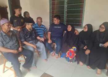 NORZIMAH Gumri (tiga kanan) ketika diziarahi Mohamad Afandy (dua kiri) di rumahnya di Kampung Batu 8 Ijok, Kuala Selangor hari ini. - UTUSAN/SKANDAR SHAH MOHAMED