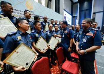 NOR Hisham Mohammad menyampaikan anugerah kepada penerima pada Majlis Penganugerahan Pingat Perkhidmatan Bomba, Anugerah Perkhidmatan Cemerlang Tahun 2024, Penyampaian Sijil Perkhidmatan 30 Tahun dan Sijil Perkhidmatan Terpuji, di Pusat Konvensyen Shah Alam, Selangor hari ini. - UTUSAN/SHIDDIEQIIN ZON
