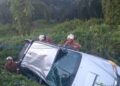ANGGOTA bomba mengeluarkan mangsa yang terbabit kemalangan di Jalan Segamat-Labis berhampiran Kampung Kwongsai di Segamat petang semalam.