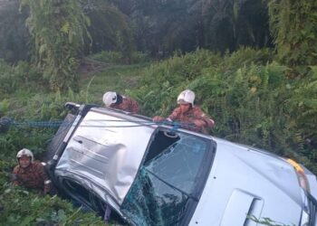 ANGGOTA bomba mengeluarkan mangsa yang terbabit kemalangan di Jalan Segamat-Labis berhampiran Kampung Kwongsai di Segamat petang semalam.