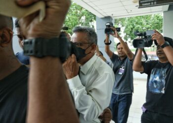 S. SIVANATHIRAN hadir ke Mahkamah Sesyen Seremban hari ini bagi didakwa atas pertuduhan meletakkan buangan kimia pelarut organik bukan terhalogen secara haram di Port Dickson, tahun lalu. UTUSAN/MOHD. SHAHJEHAN MAAMIN