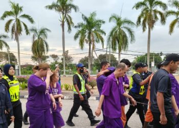 SEMUA tujuh tertuduh kes pengedaran dadah di daerah Manjung dibawa ke Mahkamah Majistret Seri Manjung, hari ini. - UTUSAN