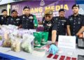 NOOR Hisam Nordin menunjukkan dadah yang dirampas dalam sidang akhbar di Ibu Pejabat Kontijen Perak 
di Ipoh, semalam. – UTUSAN/MUHAMAD NAZREEN SYAH MUSTHAFA