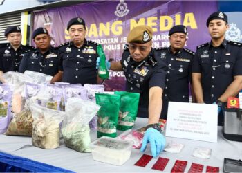 NOOR Hisam Nordin menunjukkan dadah yang dirampas dalam sidang akhbar di Ibu Pejabat Kontijen Perak 
di Ipoh, semalam. – UTUSAN/MUHAMAD NAZREEN SYAH MUSTHAFA