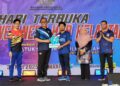 DR. DZULKEFLY Ahmad (dua dari kiri) menyampaikan plak penghargaan kepada barisan rakan strategik Wellness Hub Kelantan pada Majlis Perasmian Hari Terbuka Wellness Hub Kelantan di Pengkalan Chepa, Kota Bharu, Kelantan. - UTUSAN/MUSTAQIM MOHAMED