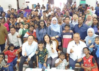 TEO Nie Ching (duduk depan tengah) bergambar bersama sebahagian komuniti India yang hadir pada majlis perasmian Program Nadi Aspirasi Nasional Bersama Anak Muda (Nanba) di Dewan Serbaguna Taman Mewah, Kulai, hari ini.