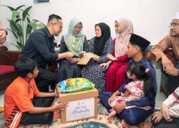 YB Steven Sim bersama YB Datuk Seri Dr. Zaliha Mustafa menziarahi waris pencarum PERKESO dan menyampaikan Faedah yang diharap dapat membantu meringankan beban keluarga untuk meneruskan kelangsungan hidup.