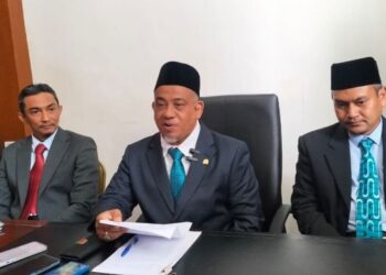 MUHAMMAD FAUZI Yusoff (tengah) ketika sidang akhbar selepas sesi perbahasan di Sidang Dewan Undangan Negeri (DUN) Pulau Pinang, hari ini.