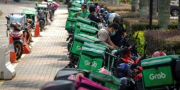 RAMAI pelajar  terpaksa  memilih untuk bekerja sehingga menyebabkan kekangan dalam pendidikan, yang akhirnya merosakkan masa hadapan. 
– GAMBAR HIASAN