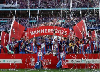 Pemain-pemain Crystal Palace meraikan kejayaan menjuarai Piala FA selepas menewaskan Manchester City 1-0 pada perlawanan akhir di Stadium Wembley, London, malam tadi. - AFP