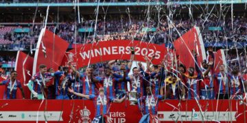 Pemain-pemain Crystal Palace meraikan kejayaan menjuarai Piala FA selepas menewaskan Manchester City 1-0 pada perlawanan akhir di Stadium Wembley, London, malam tadi. - AFP