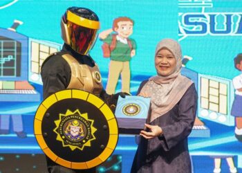 FADHLINA Sidek ketika menerima komik daripada adiwira SPRM pada Majlis Pelancaran dan Simbolik Penyerahan Koleksi Komik Wira Anti Rasuah di Pusat Dagangan Dunia (WTC), Kuala Lumpur, semalam. - UTUSAN/ISKANDAR ISHAK