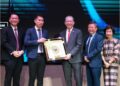 FADILLAH Yusoff menerima cenderamata selepas merasmikan  Minggu Penyelesaian Pertikaian Alternatif Borneo (Borneo ADR Week) di Kuching, semalam. – FACEBOOK