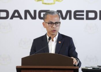FAHMI Fadzil pada sidang akhbar mingguan di Putrajaya, semalam. - UTUSAN/FAISOL MUSTAFA