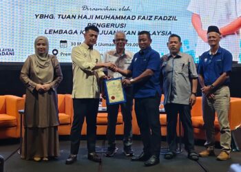 MUHAMMAD Faiz (dua dari kiri) menyampaikan sijil kepada ahli Penegor. UTUSAN/ABDUL RAZAK IDRIS