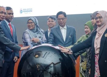 AZAM Baki (depan, tengah) merasmikan Majlis Peluncuran Kumpulan Kerja Fraud Perakaunan diiringi oleh Wan Suraya Wan Mohd Radzi (tiga, kanan) dan Akauntan Negara, Nor Yati Ahmad (tiga, kiri) di Kuala Lumpur, semalam. - UTUSAN/AMIR KHALID