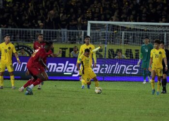 FAISAL Halim melarikan bola daripada pemain Cape Verde pada perlawanan persahabatan Tier 1 di Stadium Bola Sepak Kuala Lumpur, malam tadi.-UTUSAN/AMIR KHALID