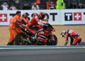 PELUMBA Ducati, Francesco Bagnaia (tengah) dibantu oleh marshal litar selepas terlibat dalam kemalangan di Grand Prix (GP) Perancis pada 11 Mei lalu. - AFP