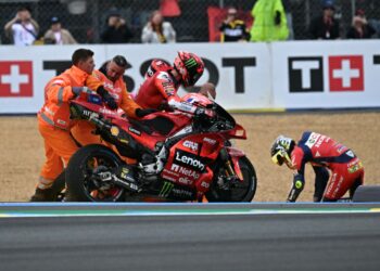 PELUMBA Ducati, Francesco Bagnaia (tengah) dibantu oleh marshal litar selepas terlibat dalam kemalangan di Grand Prix (GP) Perancis pada 11 Mei lalu. - AFP