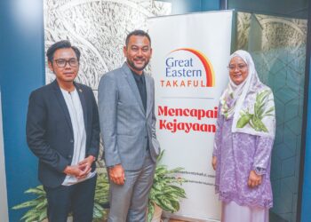 SHAHRUL Azlan Shahriman (tengah), Ketua MySalam Great Eastern Takaful Berhad, Syuhaib Ithnin (kiri) dan Ketua Pemasaran Great Estern Takaful Berhad, Rashida Mior Ahmad Darwish (kanan) di Menara Great Eastern, Kuala Lumpur. – UTUSAN/ISKANDAR ISHAK