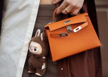 PATUNG Labubu menjadi aksesori paling popular di Paris Fashion Week tahun ini.-AGENSI