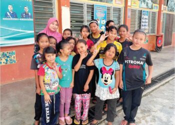 ASMAWATI Ahmad bersama murid Orang Asli di Sekolah Kebangsaan (SK) Bihai, Pos Bihai, Gua Musang, Kelantan.