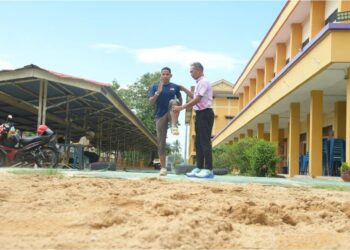 SANUSI Zainal Abidin melatih Zaiman Megat Abu sebagai persediaan  ke Sukan Deaflympics setaraf Olimpik dan Paralimpik di Tokyo, Jepun hujung tahun ini di SMK Syed Ahmad, Arau, Perlis , semalam.–UTUSAN/IZLIZAN OTHMAN