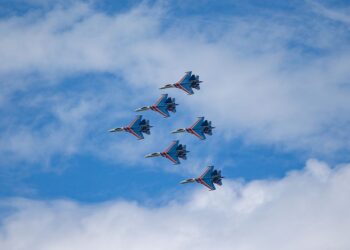 Antara aksi menarik dipersembahkan Russian Knights pada persembahan aerobatik di ruang udara Langkawi sempena LIMA'25. UTUSAN/SHAHIR NOORDIN