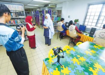 MASSITA Mohammad Sin ditemu bual wartawan ahli TVPSS selepas majlis pelancaran TVPSS 'Jasmin On The Go' dan Program Nilam di Sekolah Menengah Kebangsaan Taman Jasmin 2, Kajang, Selangor. 
– UTUSAN/ MUHAMAD IQBAL ROSLI