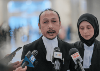 HAIJAN Omar yang mewakili Pengasas Rumah Bonda Siti Bainun Ahd Razali bercakap kepada media selepas hadir pada prosiding rayuan wanita itu untuk mengetepikan sabitan dan hukuman mengabai dan menganiaya remaja sindrom down Bella di Mahkamah Rayuan Putrajaya di sini, hari ini. - UTUSAN/FAIZ ALIF ZUBIR